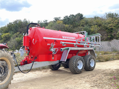 高效環(huán)保的養(yǎng)殖業(yè)施肥利器 大型奶牛場液態(tài)施肥機(jī)與豬場糞水沼液施肥車